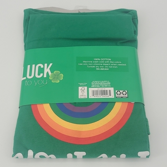 St Patrick's Day "Kiss Me I'm Irish" Green Shamrock Rainbow Tee T-shirt - Picture 4 of 4